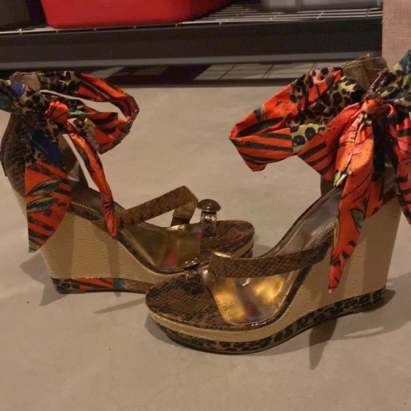 Like new Carlos Falchi print wedges 7.5M - Picture 3 of 6